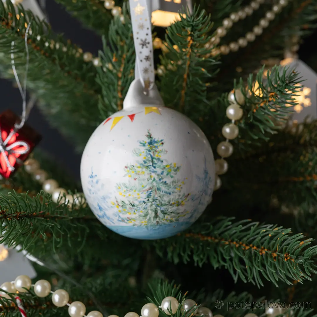 картинка Елочный шар с росписью "Новый год в лесу" - DishWishes.Ru