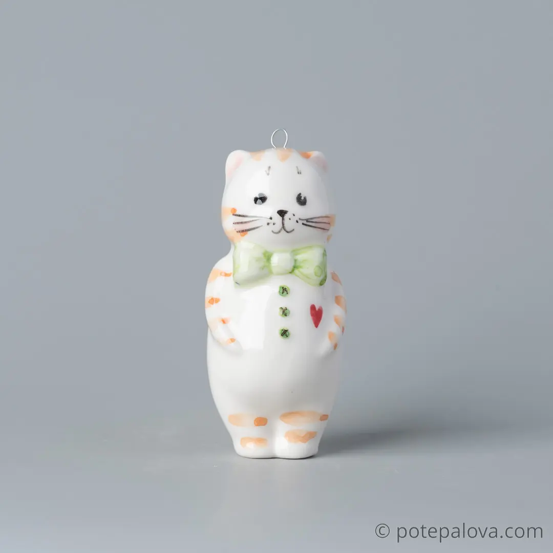 картинка Фарфоровая игрушка "Котик с бантом" 1 - DishWishes.Ru