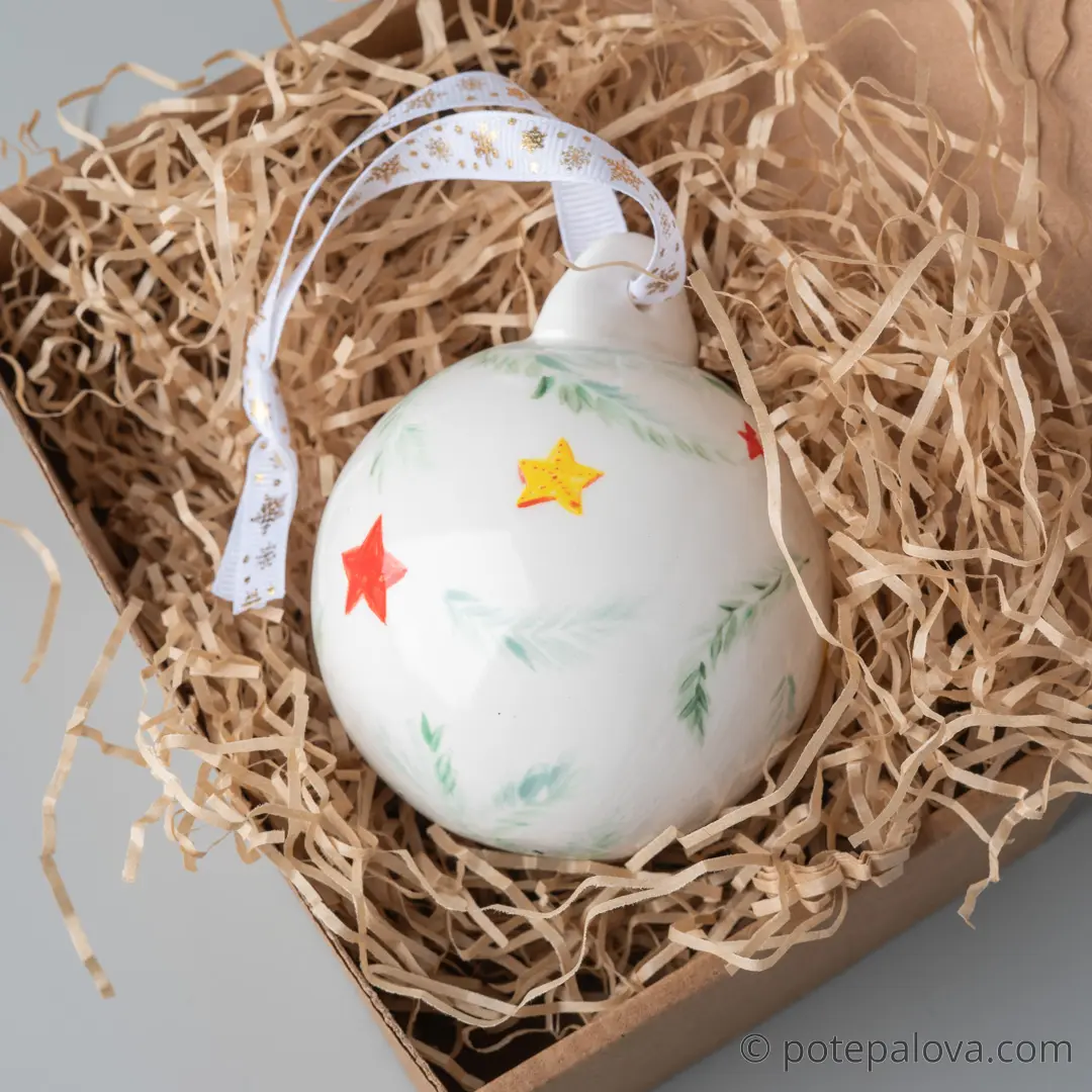 картинка Елочный шар с росписью "Звезды" - DishWishes.Ru