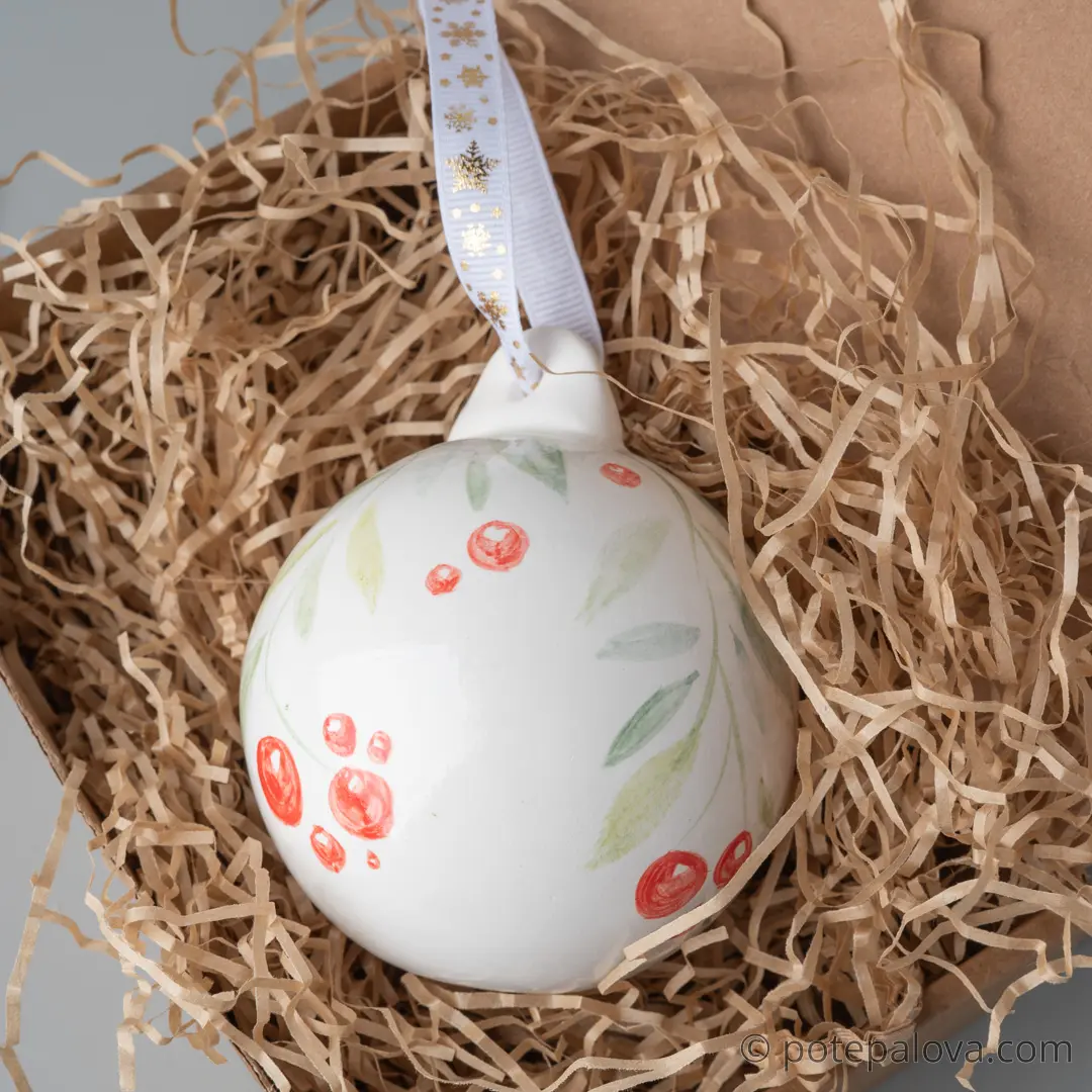 картинка Елочный шар с росписью "Красные ягоды" - DishWishes.Ru