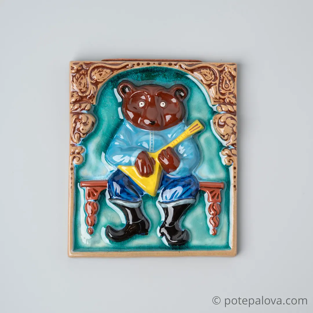 картинка Изразец ручной работы "Медведь с балалайкой" 1 - DishWishes.Ru