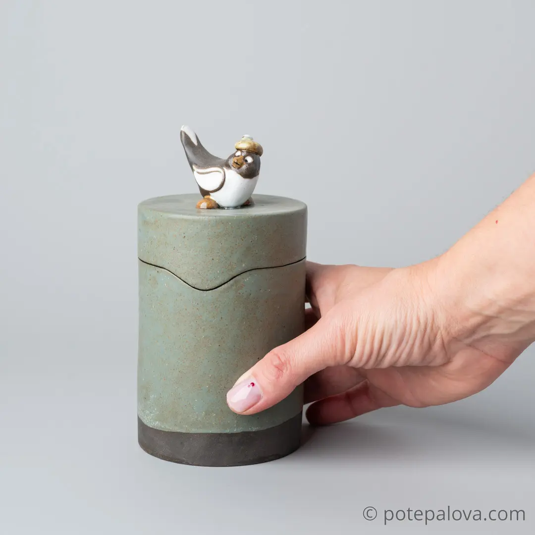 картинка Керамическая баночка с сорокой матовая зеленая - DishWishes.Ru