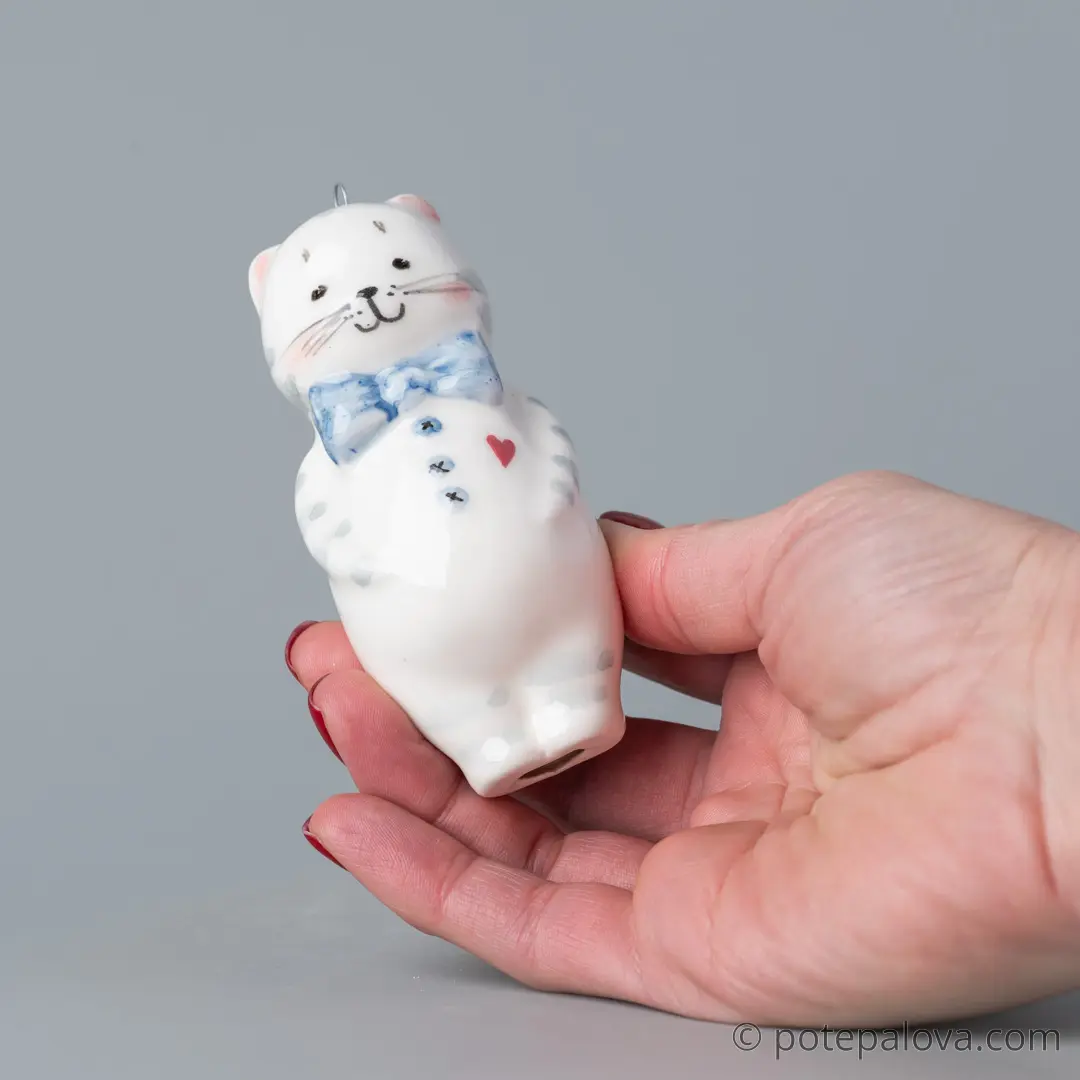 картинка Фарфоровая игрушка "Котик с бантом" 2 - DishWishes.Ru