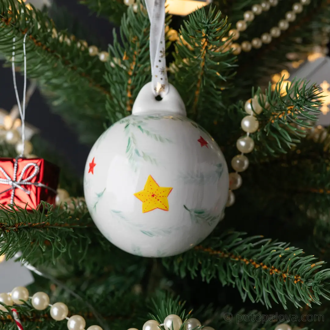 картинка Елочный шар с росписью "Звезды" - DishWishes.Ru