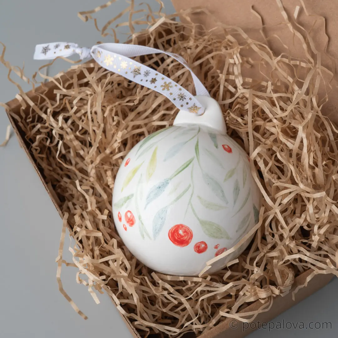 картинка Елочный шар с росписью "Красные ягоды" - DishWishes.Ru