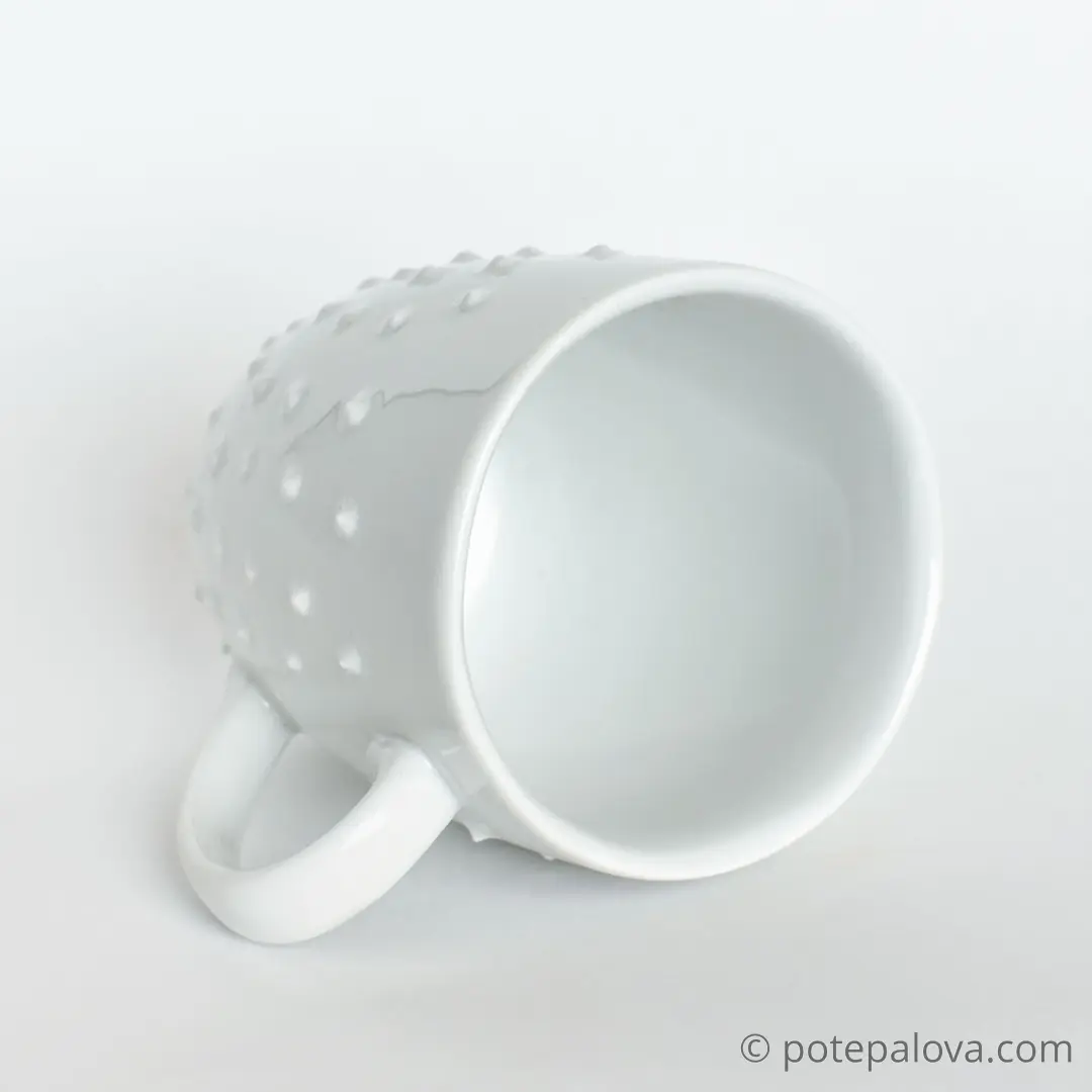 картинка Средняя белая кружка с шипами 3 - DishWishes.Ru