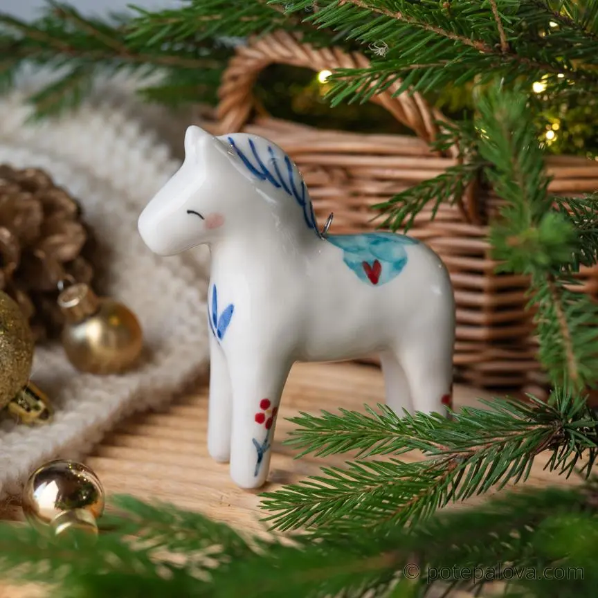 картинка Фарфоровая игрушка "Лошадка" - DishWishes.Ru