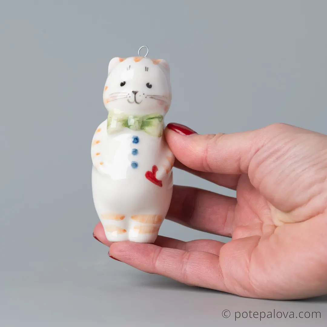 картинка Фарфоровая игрушка "Котик с бантом" 5 - DishWishes.Ru