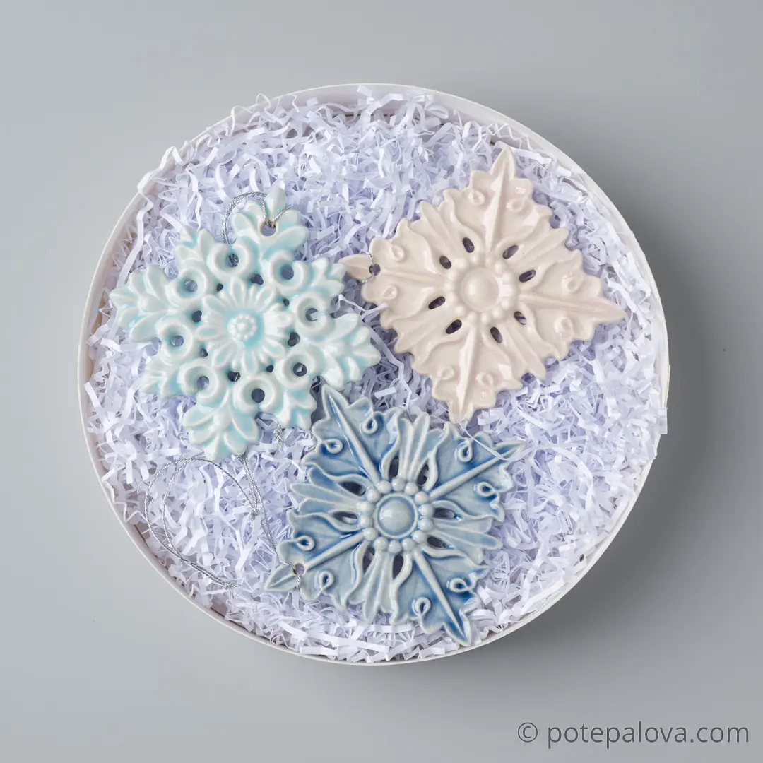 картинка Набор керамических снежинок в белой коробке 1 - DishWishes.Ru