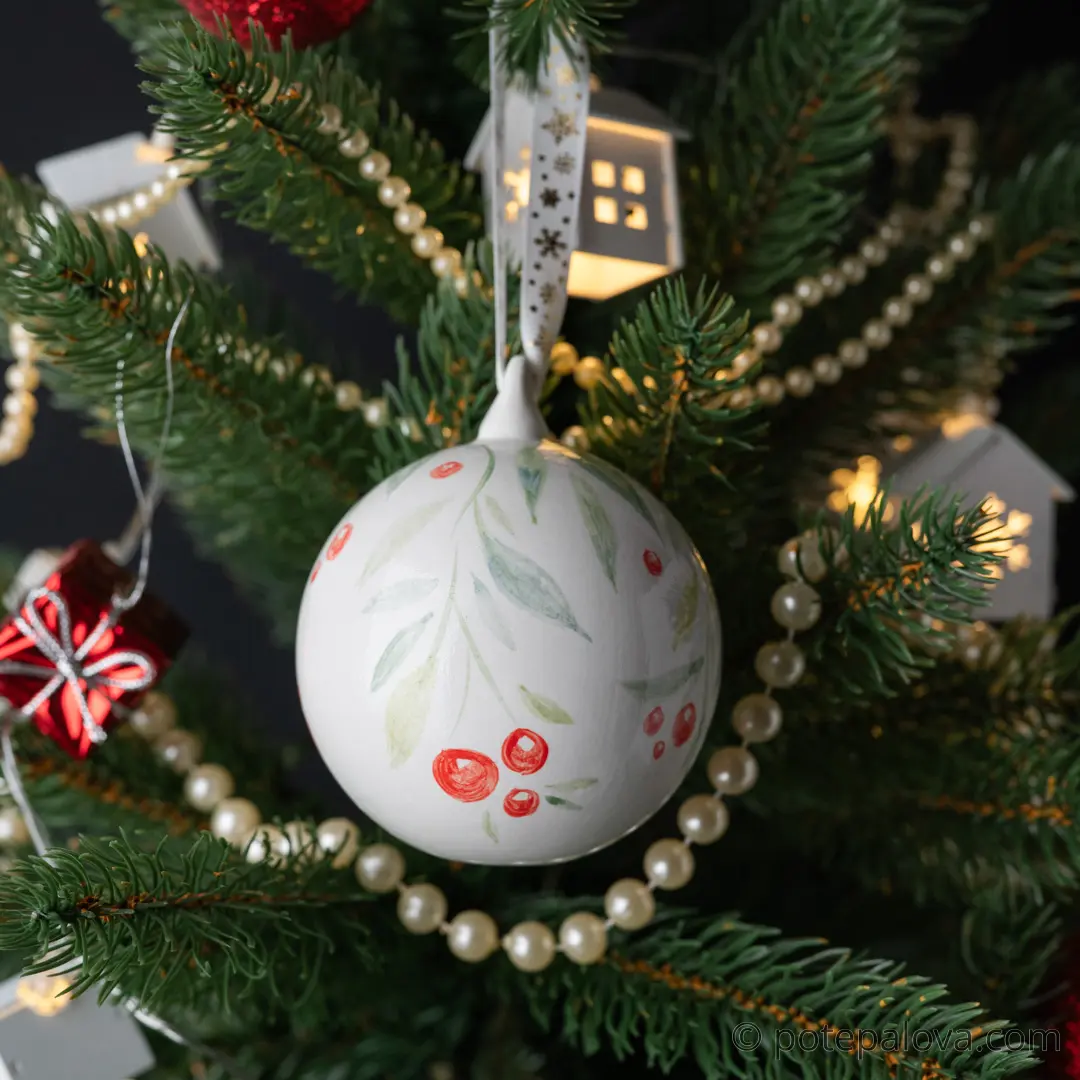 картинка Елочный шар с росписью "Красные ягоды" - DishWishes.Ru