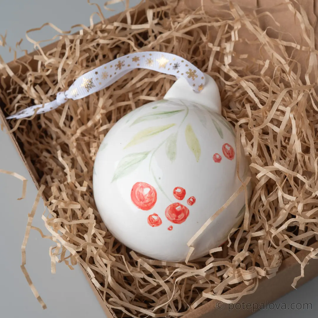 картинка Елочный шар с росписью "Красные ягоды" - DishWishes.Ru