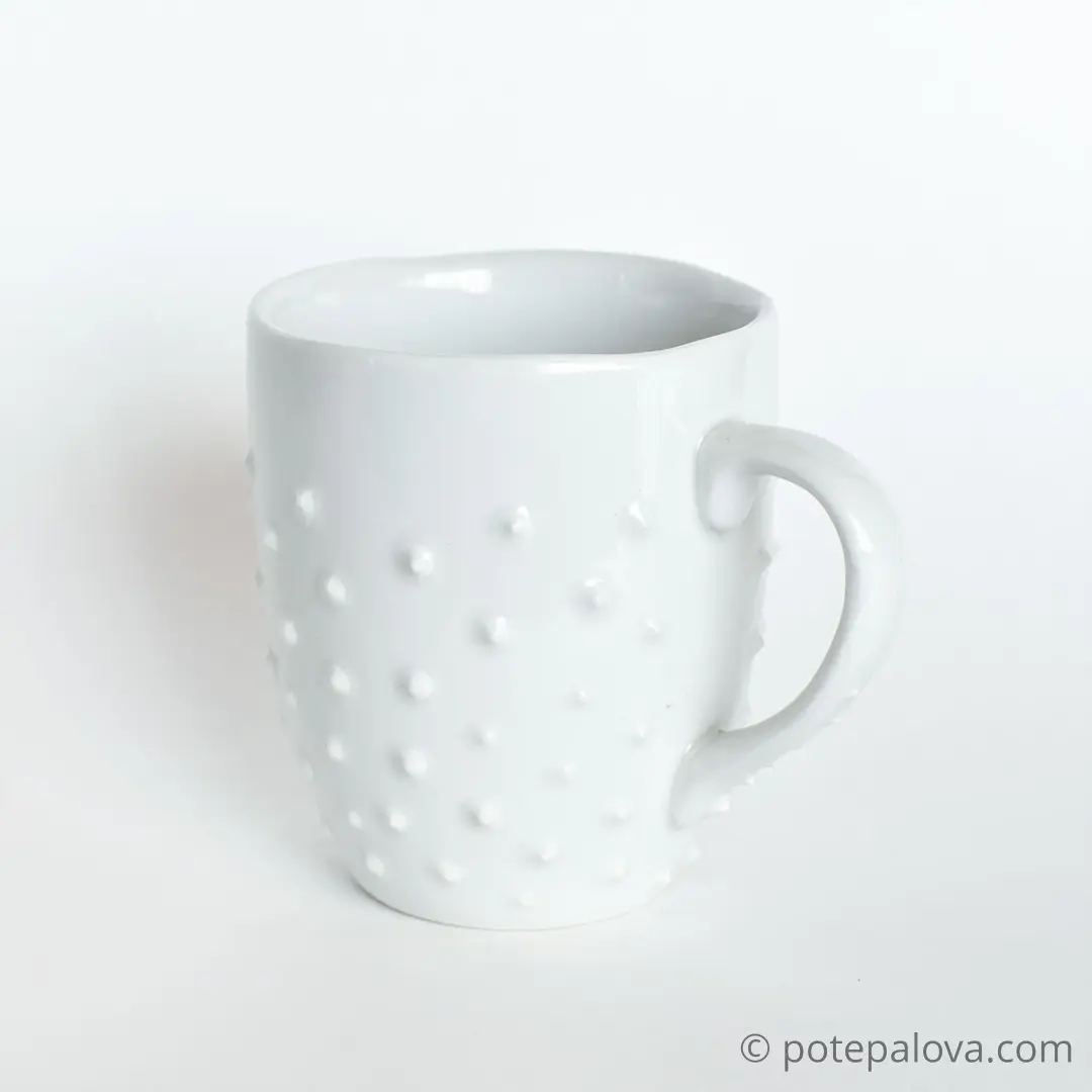 картинка Средняя белая кружка с шипами 3 - DishWishes.Ru