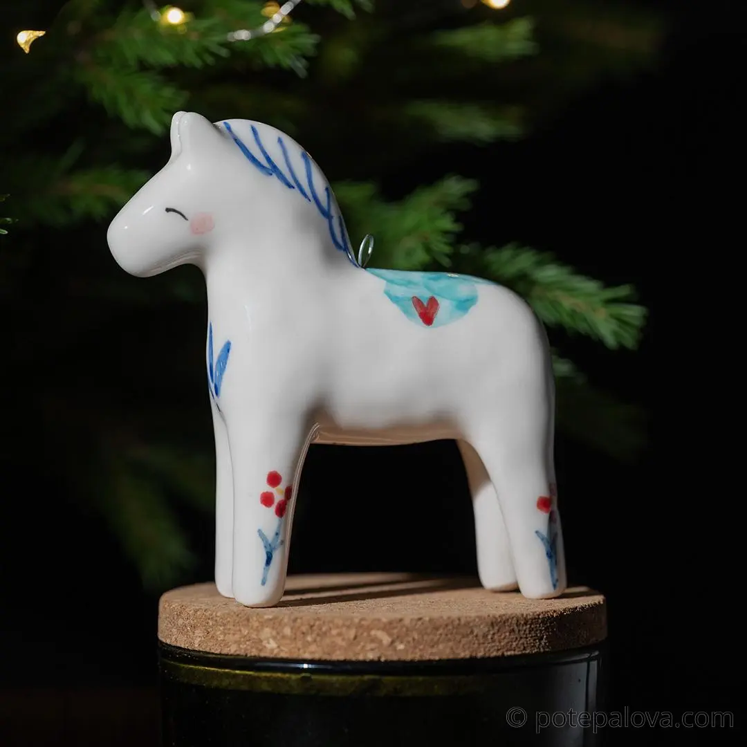 картинка Фарфоровая игрушка "Лошадка" - DishWishes.Ru