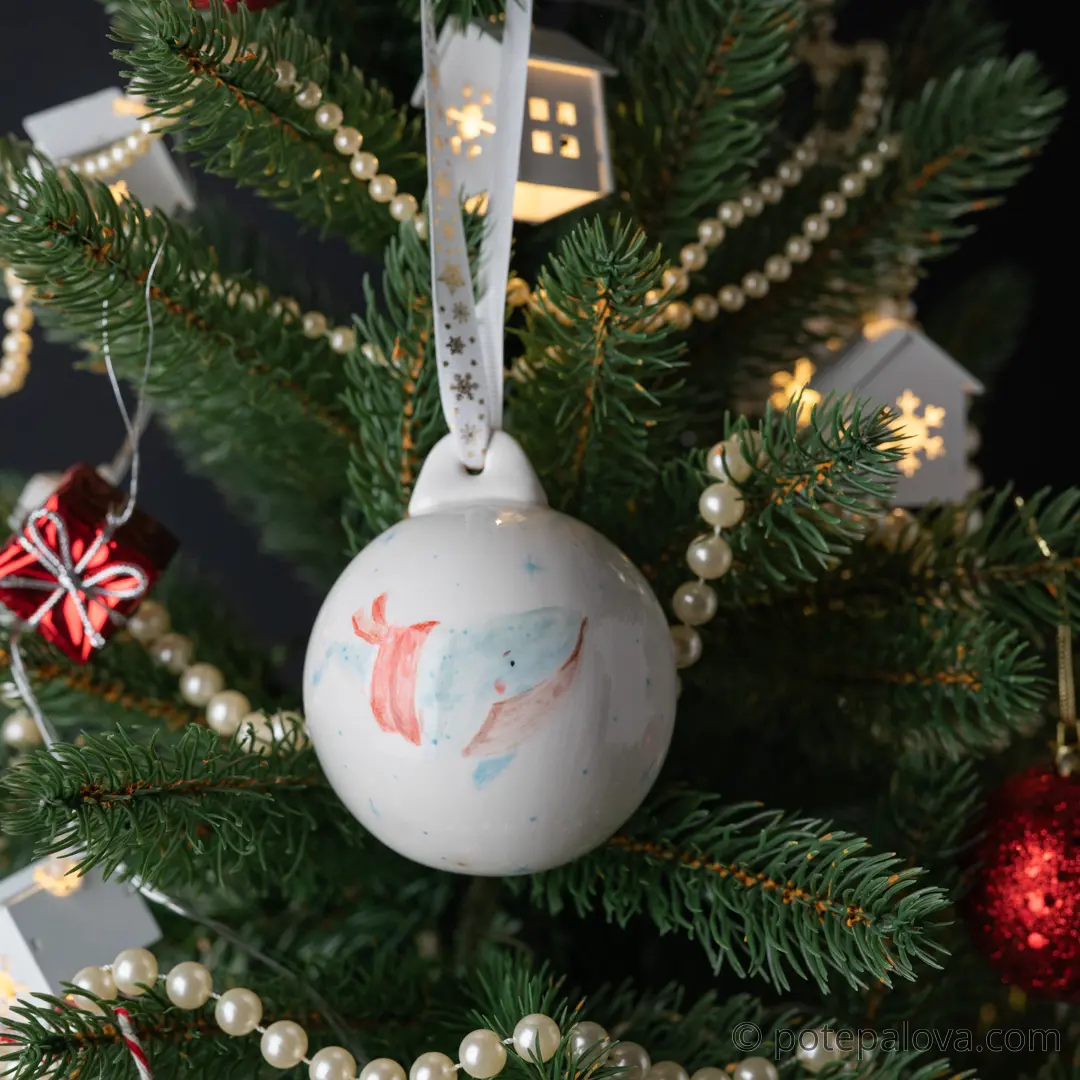 картинка Елочный шар с росписью "Новогодние киты" - DishWishes.Ru