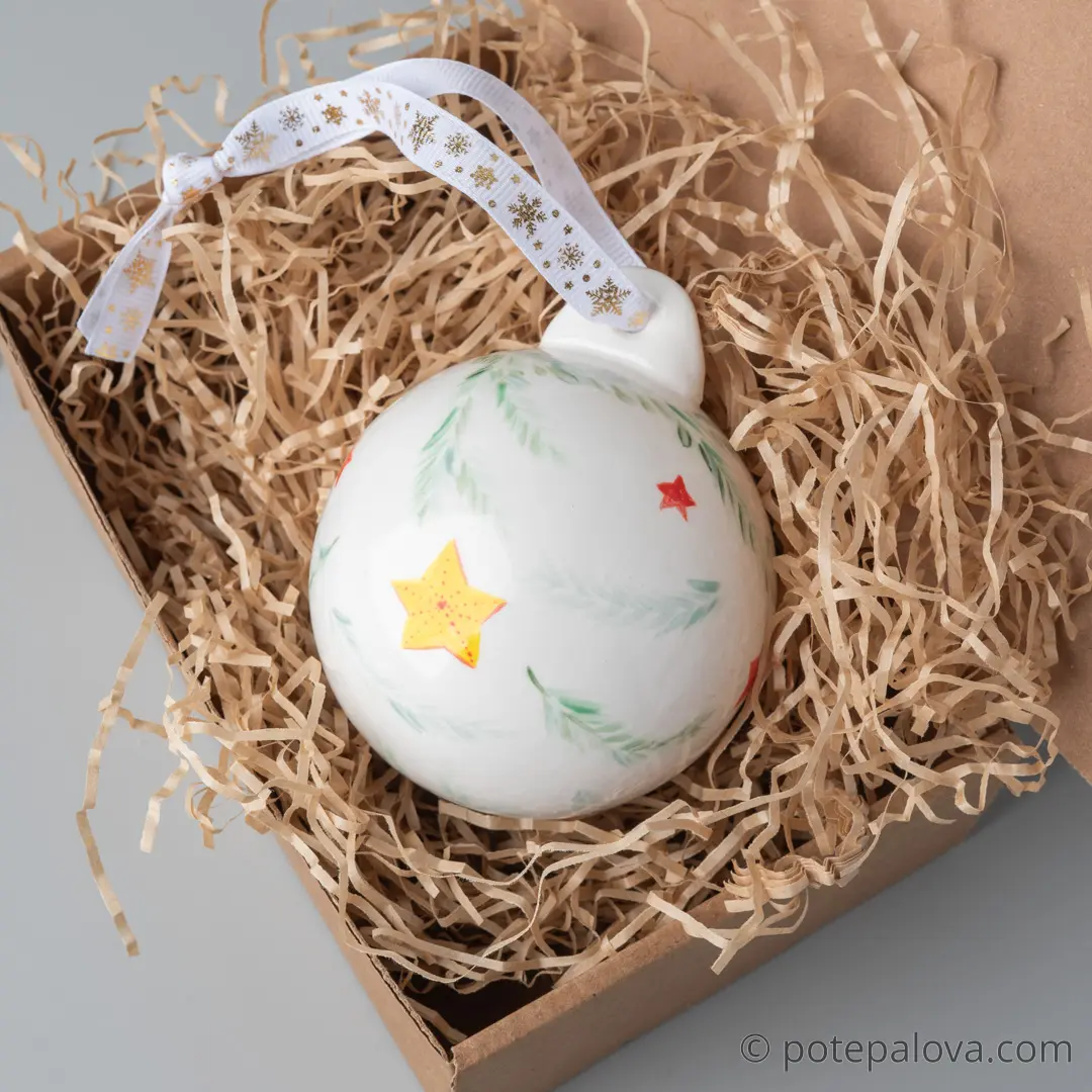 картинка Елочный шар с росписью "Звезды" - DishWishes.Ru