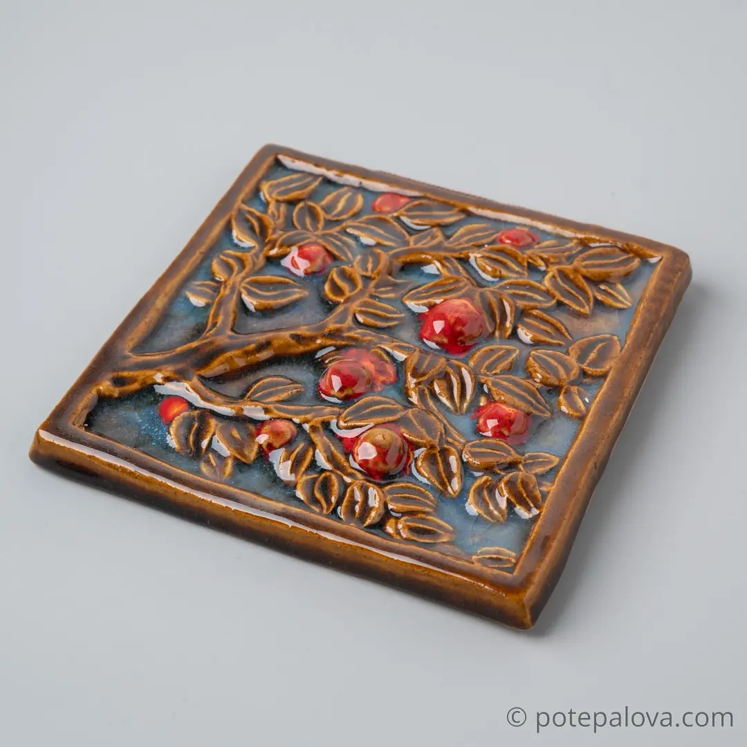 картинка Изразец ручной работы "Ветка с яблоками" сумерки - DishWishes.Ru