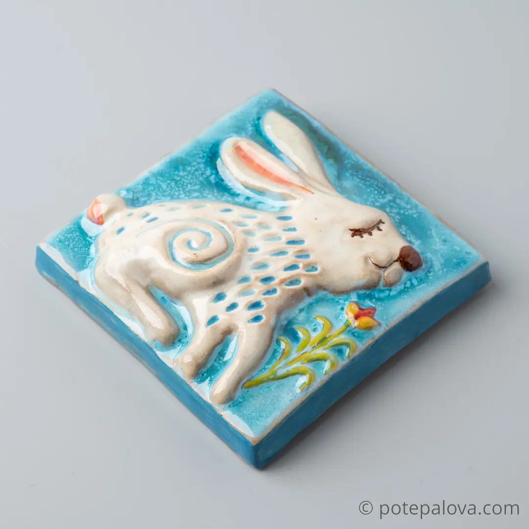 картинка Изразец ручной работы "Зайчик" - DishWishes.Ru